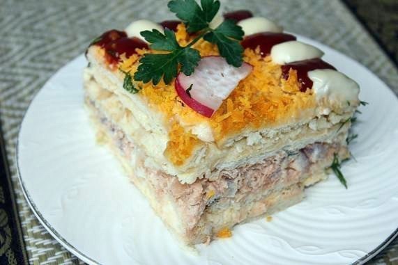 Рыбный салатик – торт с крекерами