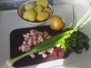 Как пожарить картошку на сковороде с салом и луком
