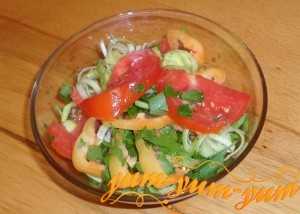 Салат с помидорами и луком пореем